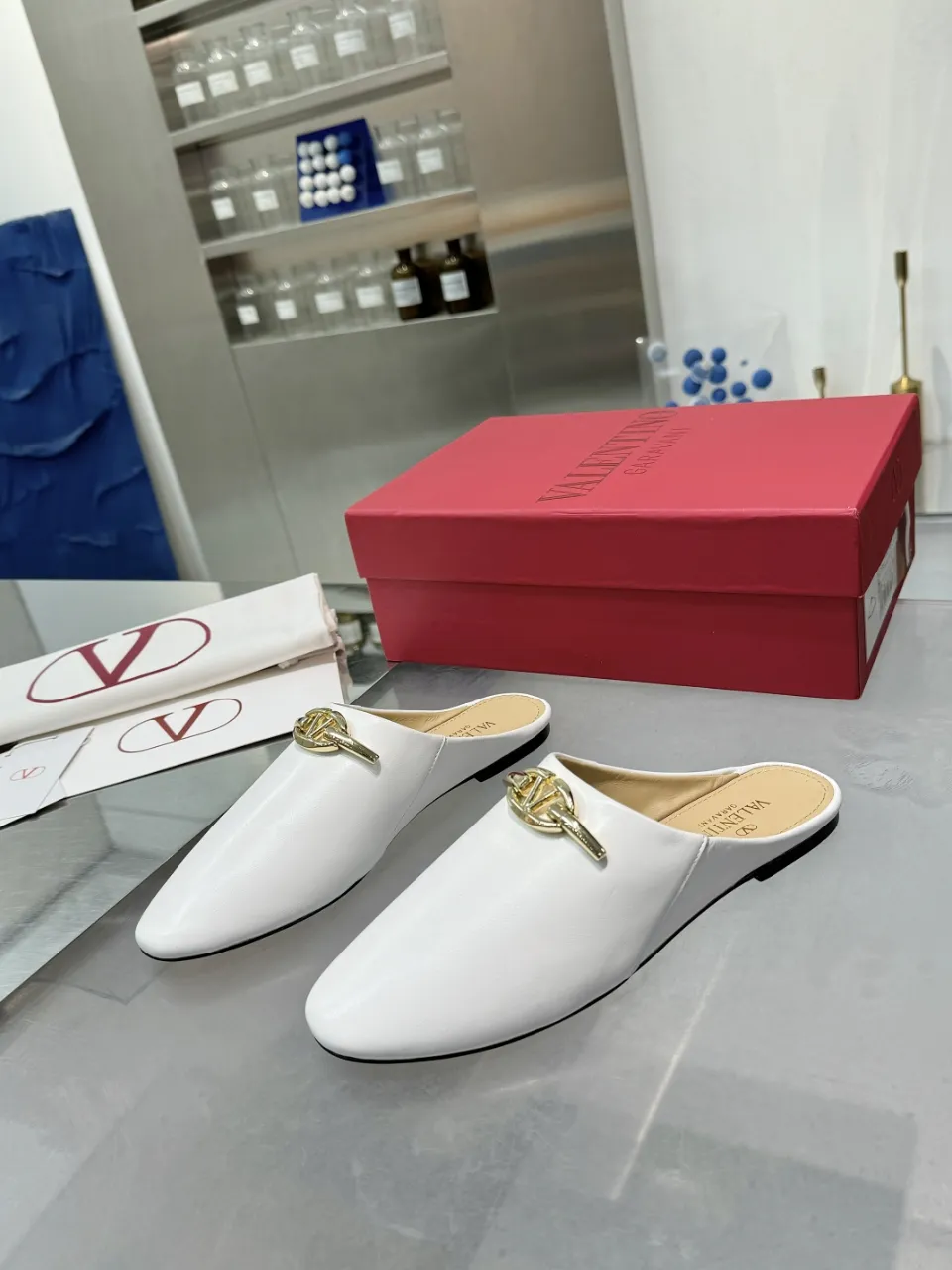 👟👟Ex-factory price 520👟👟 Valentino’s hottest new product in 2025, the new slippers are also easy to wear...😈😈😈 The latest logo buckle Perfectly combined with sexiness❤️‍🔥❤️‍🔥❤️‍🔥❤️‍🔥It is simply the pinnacle of summer fashion💖💖💖💖Original replica Outsole: Italian genuine leather outsole Heel height: Flat heel Size: 35-39 (40 41 42 customization is non-returnable and non-exchangeable)